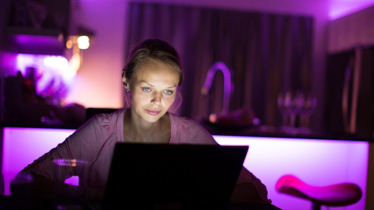 为什么白头发十几年了突然变黑,为什么白头发显老黑头发显年轻