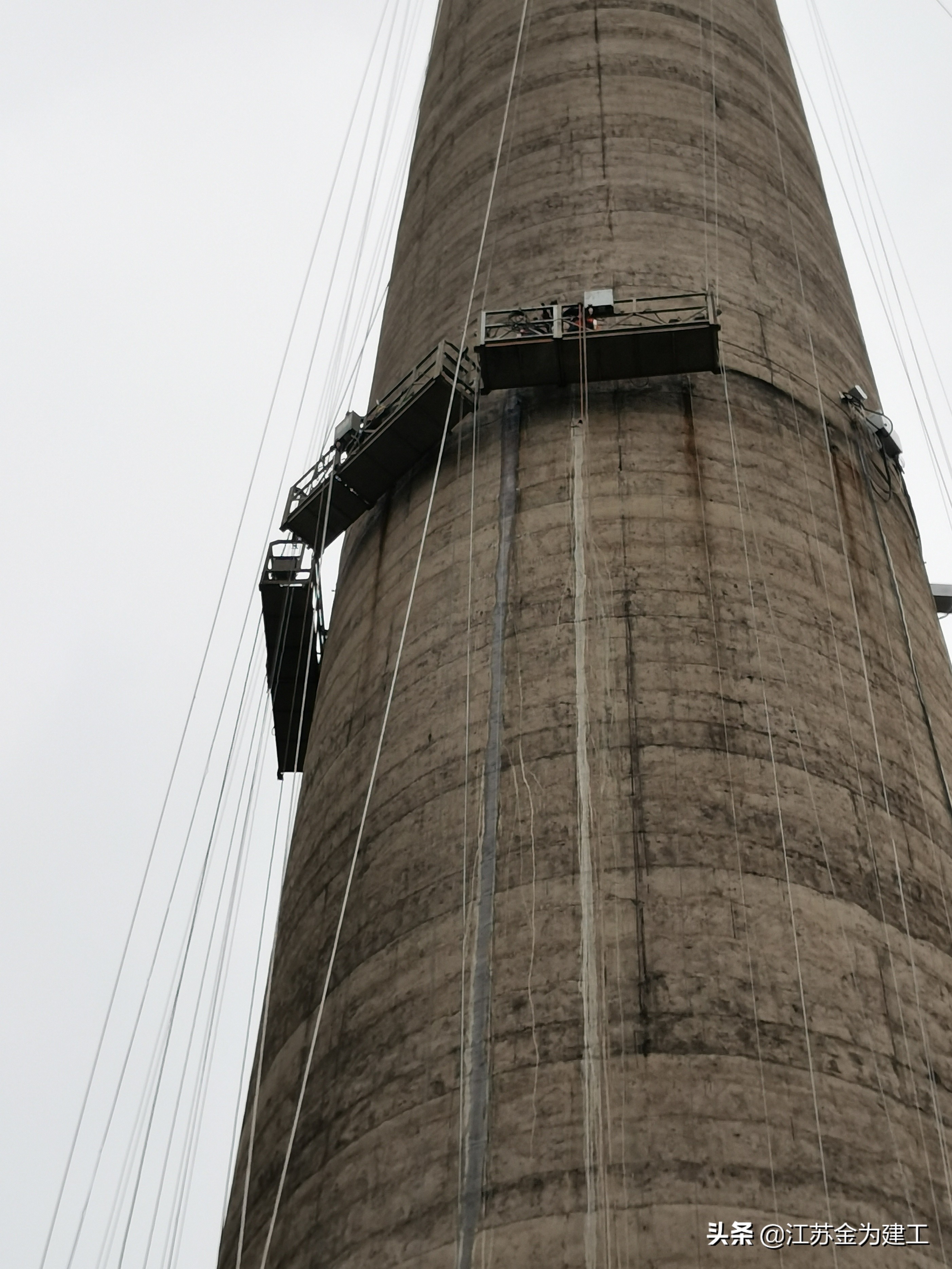 水泥烟囱旋转爬梯安装的操作步骤,水泥烟囱安装转梯平台