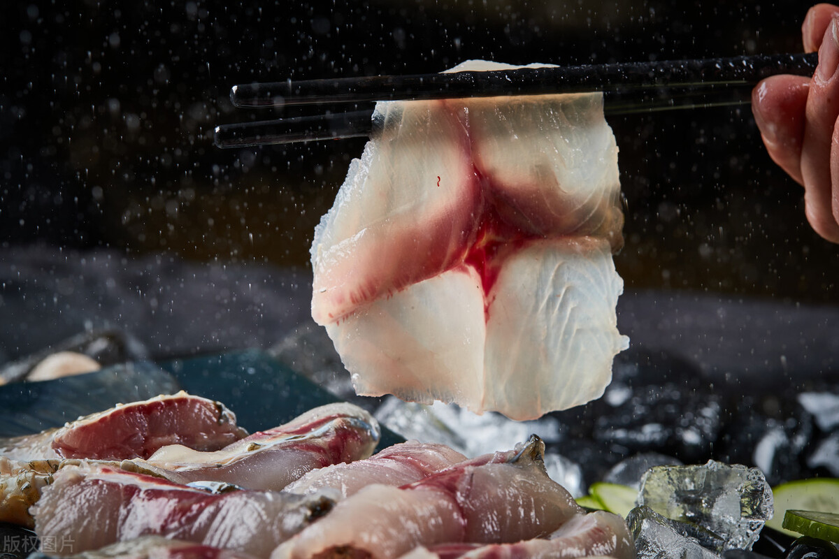 老人摔跤容易骨折应该补充什么,老年人摔跤摔断骨头是缺钙吗