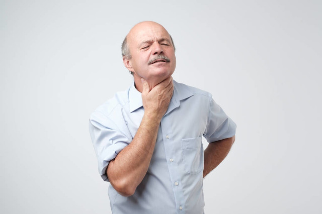 提醒：喉咙若有这3种症状，不是“咽炎”，可能是甲状腺癌上身