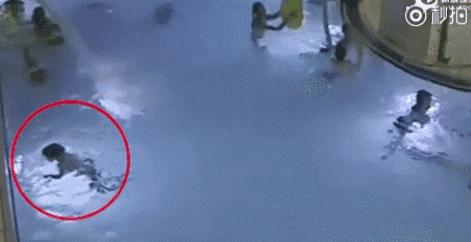 儿童溺水时会在水面上拼命挣扎吗,婴儿最常见的溺水是发生在河里吗