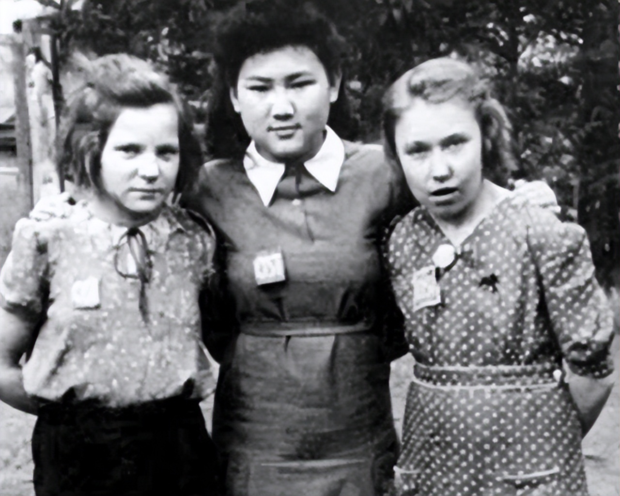 *德朱**之女朱敏，为生存曾装哑2年，晚年称：无法原谅母亲的叛变