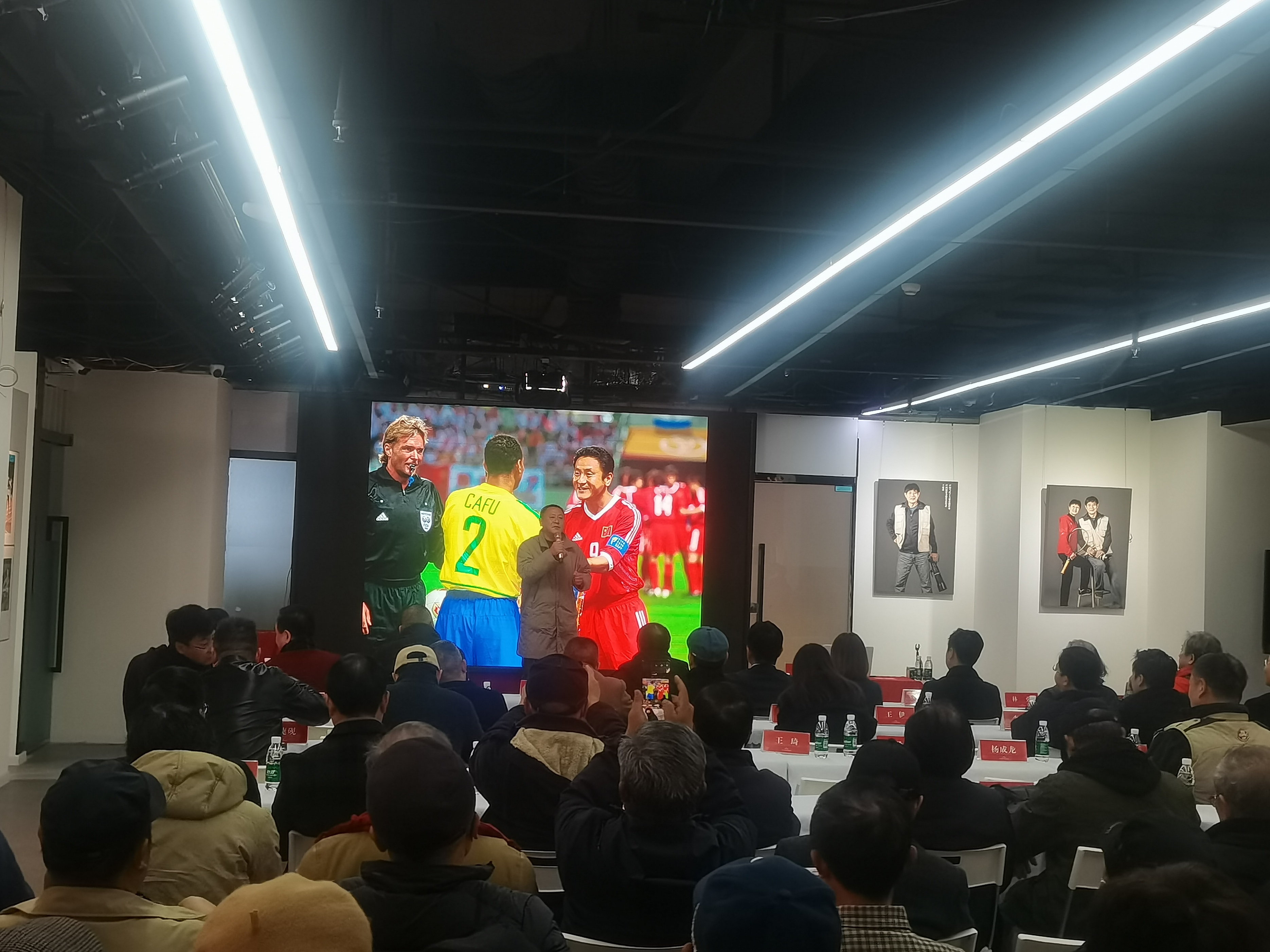 *瑞林王**体育摄影作品展《场边的凝视》在成都举行