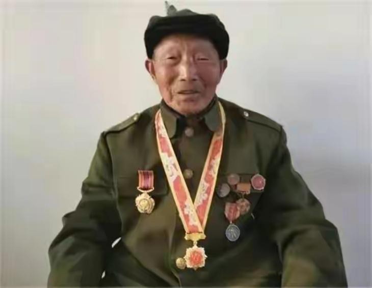 老兵被养老院护工打爆眼球,73岁老人被养老院护工打爆眼球