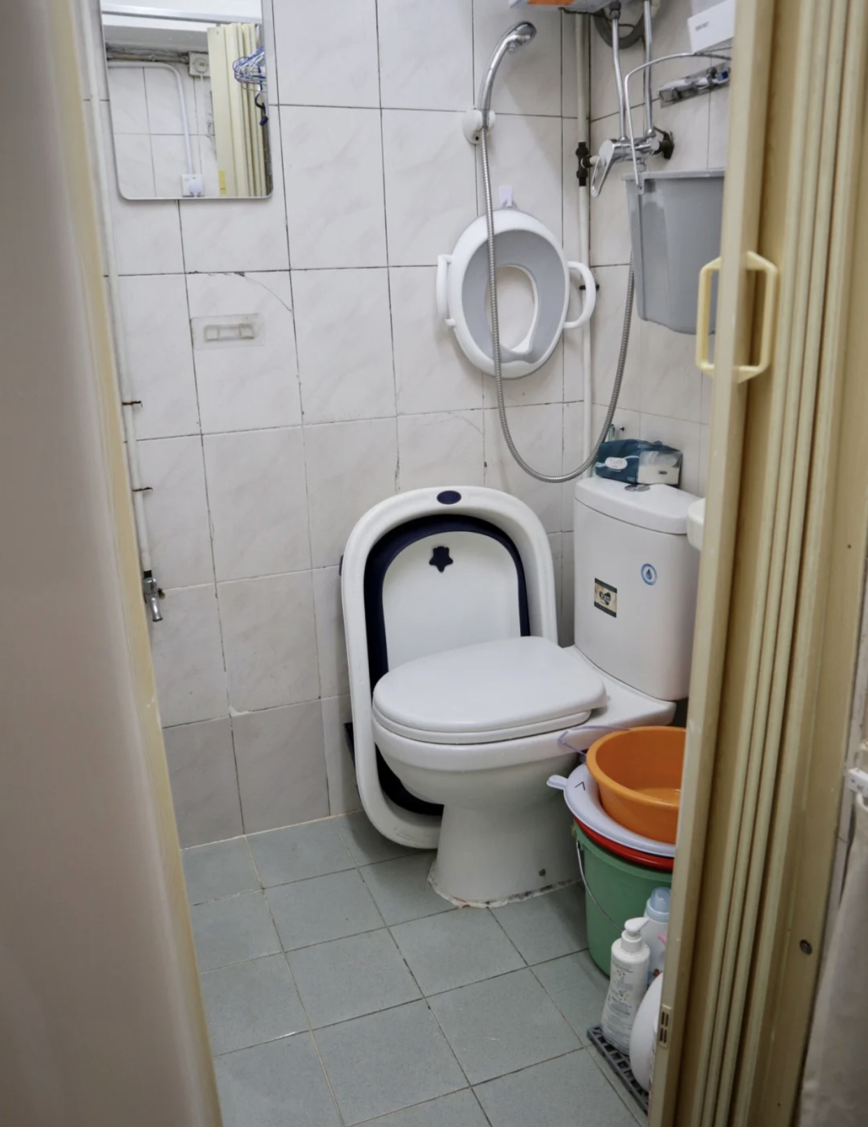 香港一家三口的真实生活,香港一家人挤在5平方的劏房生活