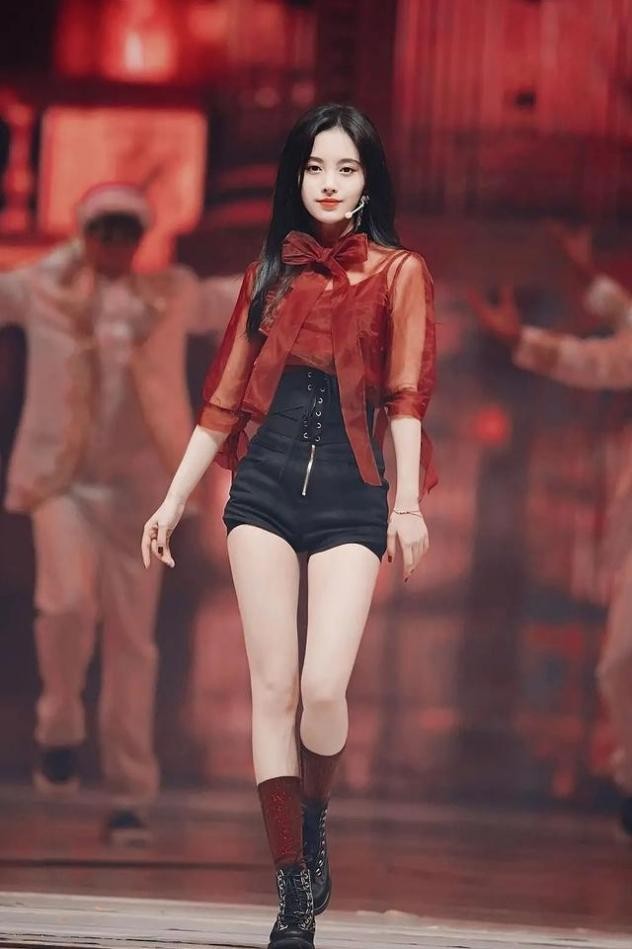 心机女孩鞠婧祎：被潘玮柏刁难拒绝王思聪求爱，整容遭贾玲内涵