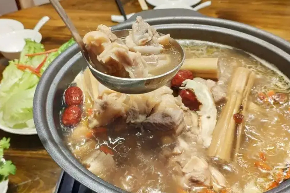 买羊肉买山羊还是绵羊好,山羊绵羊哪种羊肉更有羊膻味好吃