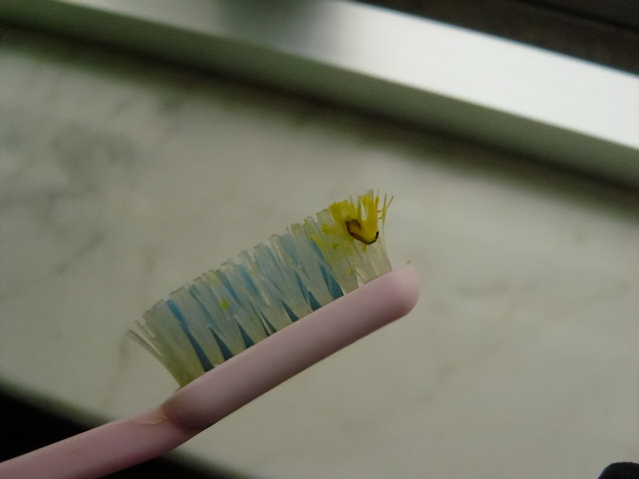 老人脸上出现疤痕发痒怎么回事,老人脸上长黑结痂痒怎么治