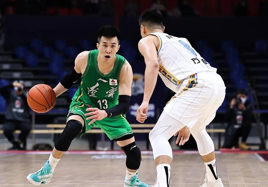 翟晓川朱彦西与球迷发生冲突,朱彦西三分绝杀翟晓川