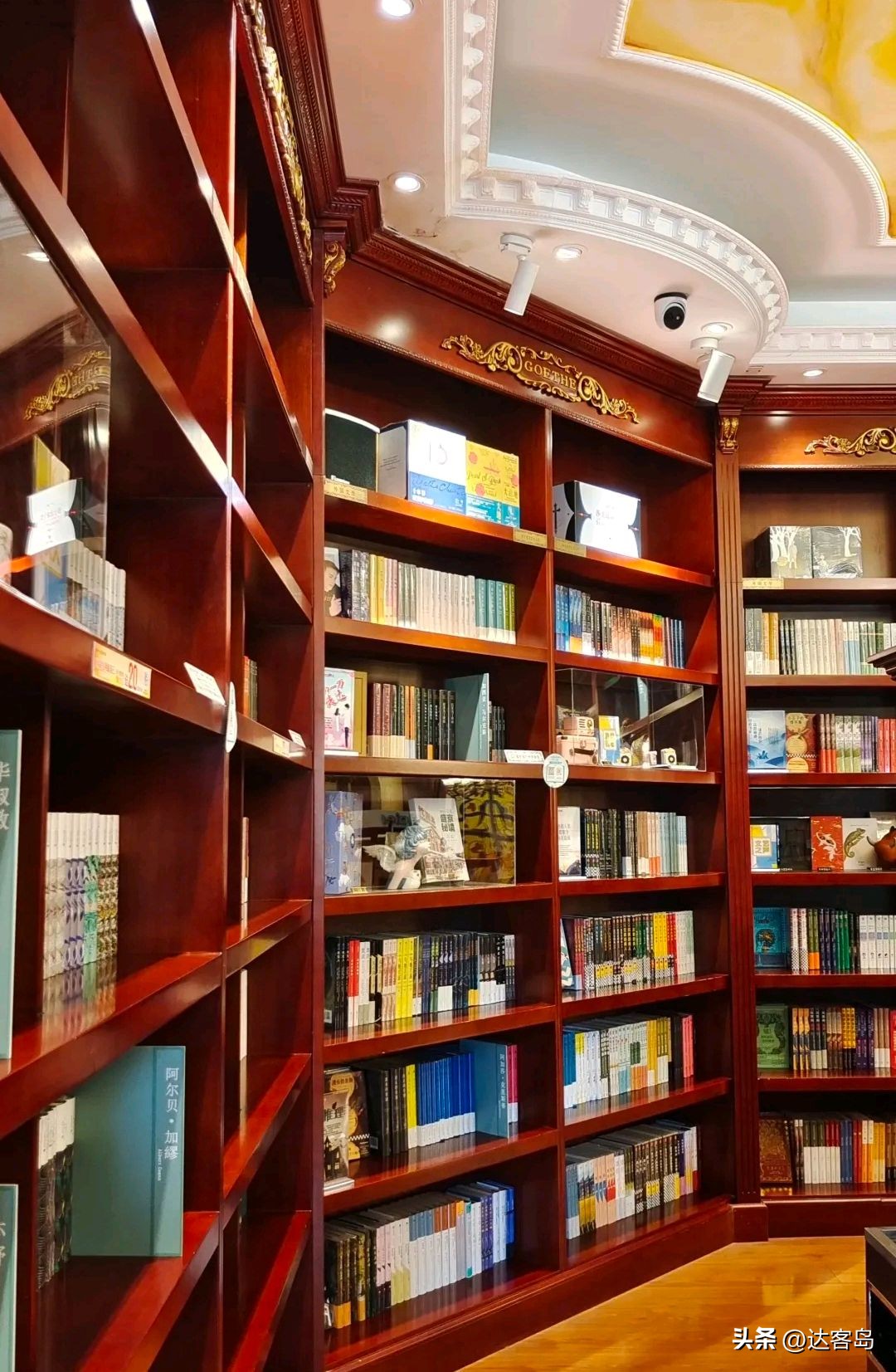 沈阳一座有韵味的书屋，建筑起源于百年，店内藏书无数