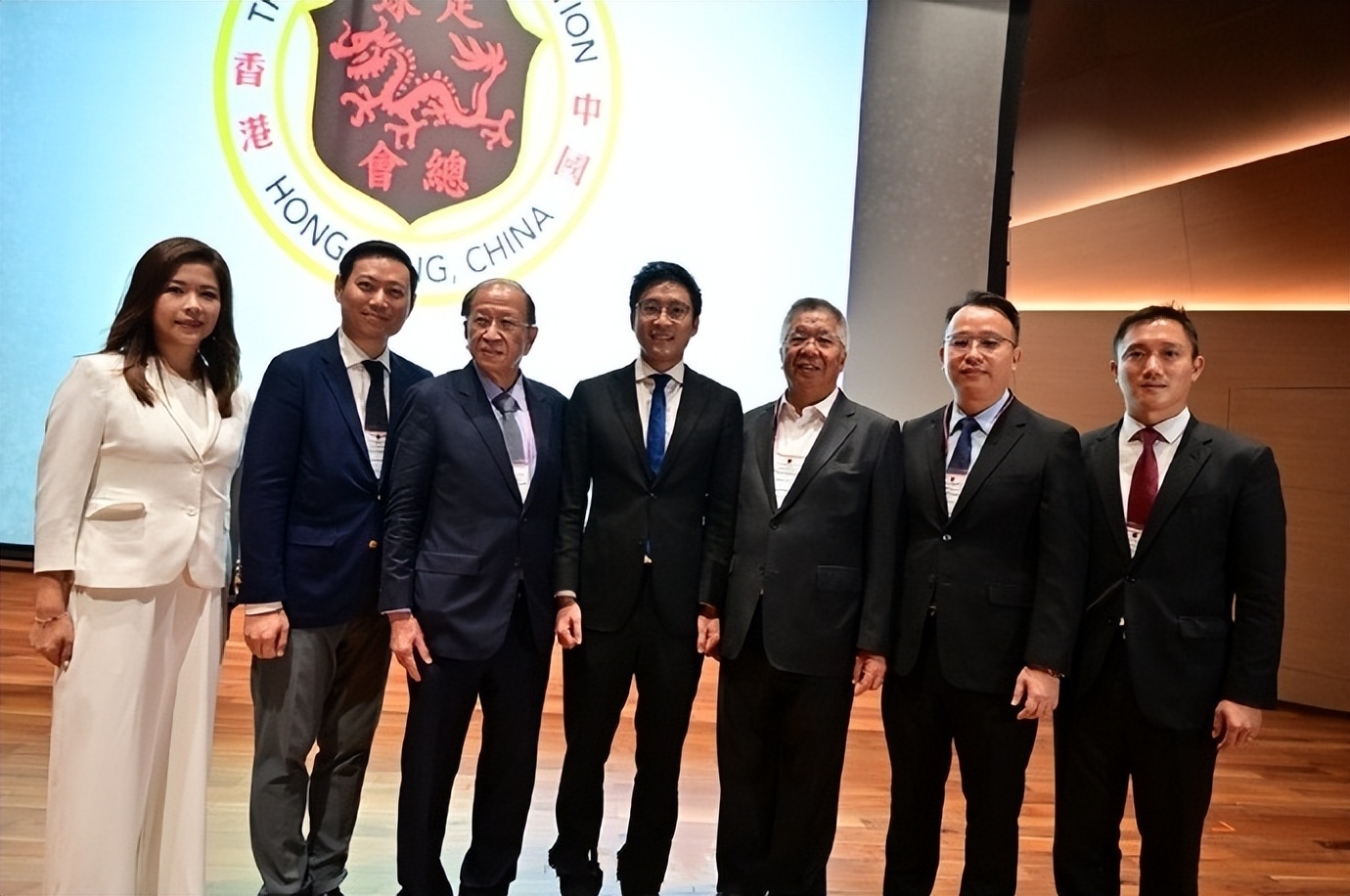 霍启山当选香港足球总会主席，郭晶晶公公霍震霆亲自到场助阵