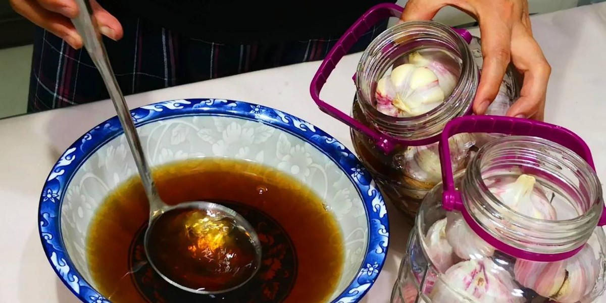 腌糖蒜只放糖和醋可以吗,腌糖蒜只放雪碧行吗