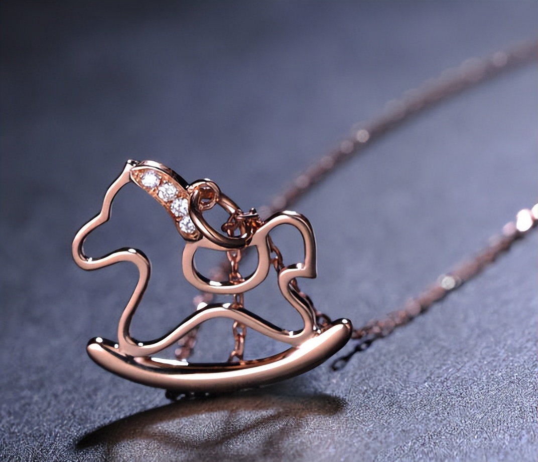 吊坠和项链如何保养？吊坠搭配注意事项