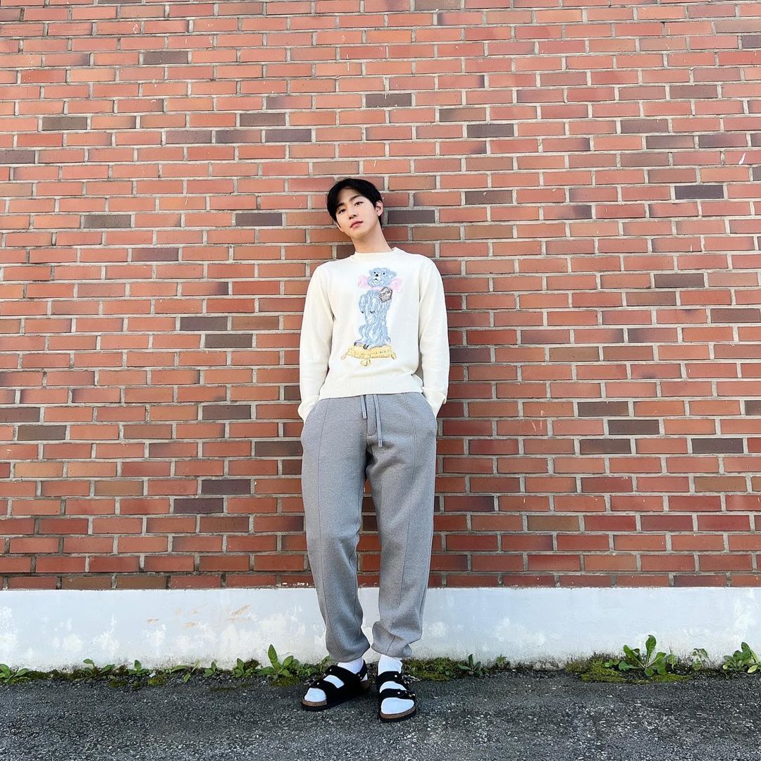 安孝燮黑打底穿搭,安孝燮社内穿搭