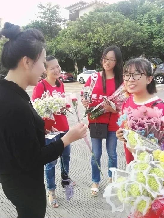 毕业典礼上老师泪奔,毕业典礼老师都哭了学生们也哭了