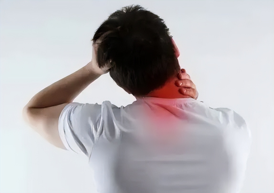 颈椎病会引起身体哪些不适的症状,颈椎病可能会引起哪些疾病