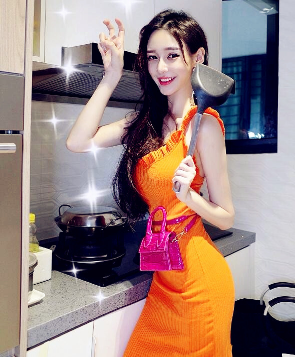 马来西亚顶级美人，坐飞机开豪车穿大牌，厨房都不忘秀A5腰