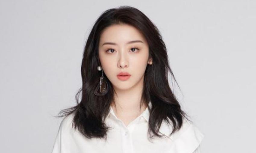 一段女星不雅视频,在镜头前清洗内衣,大胆行为与杨超越如出一辙