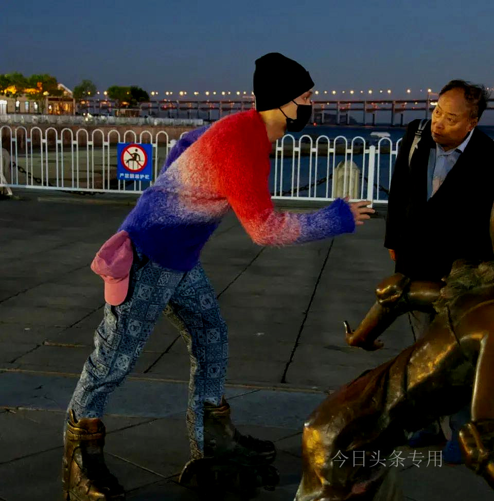 张艺兴装雕塑迷惑大爷,张艺兴装雕塑迷惑路人