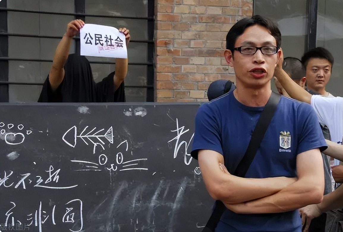 汶川地震哭泣的女主持人,汶川地震哭着播报主持人现状