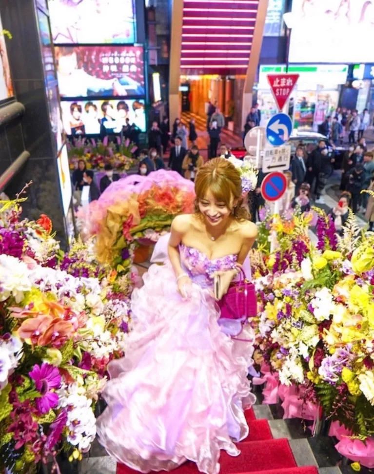 日本陪酒女王爱泽绘美里，滴酒不沾却成业界传奇，她是如何做到的