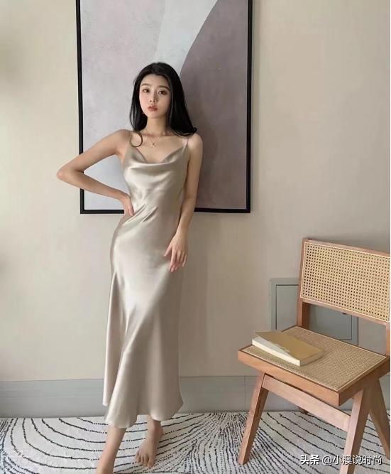 今年超火的裙子叫“凉凉裙”，时髦洋气显高级，扁臀女人都在穿