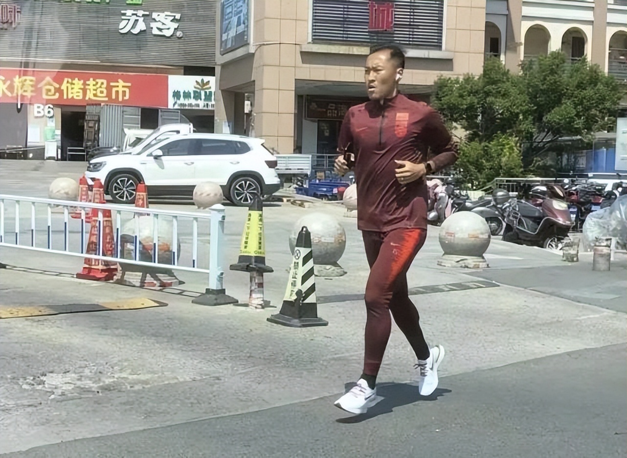 自律小伙楼顶跑步,自律队长以前视频