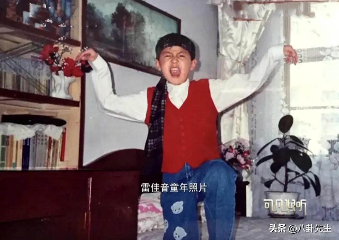 人世间雷佳音和殷桃剧照图文,人间世雷佳音和殷桃打伞的照片