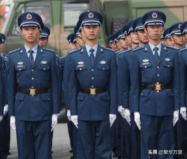 解放军76年军装,解放军各个时期的军服有哪些款式