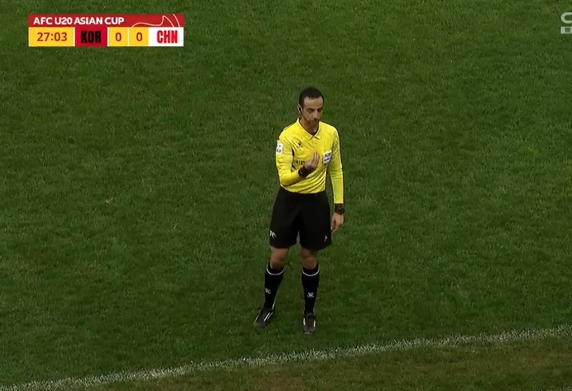 国足主帅被质疑,国足裁判离场被骂