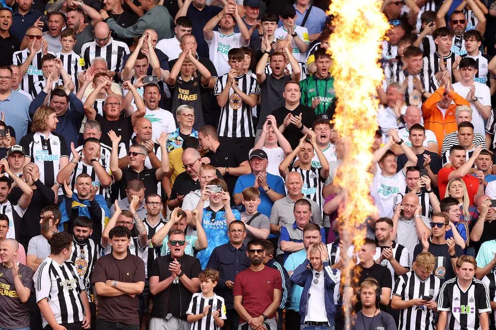 易主一周年，最富俱乐部的球迷分裂成了两派