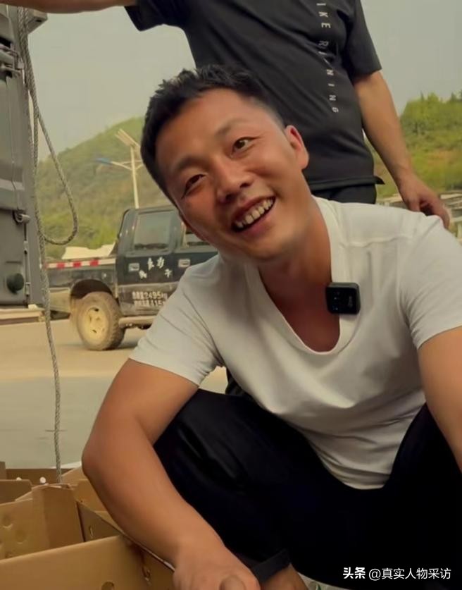 40岁养鸡一年能赚多少钱,养鸡1万只鸡一年赚50万