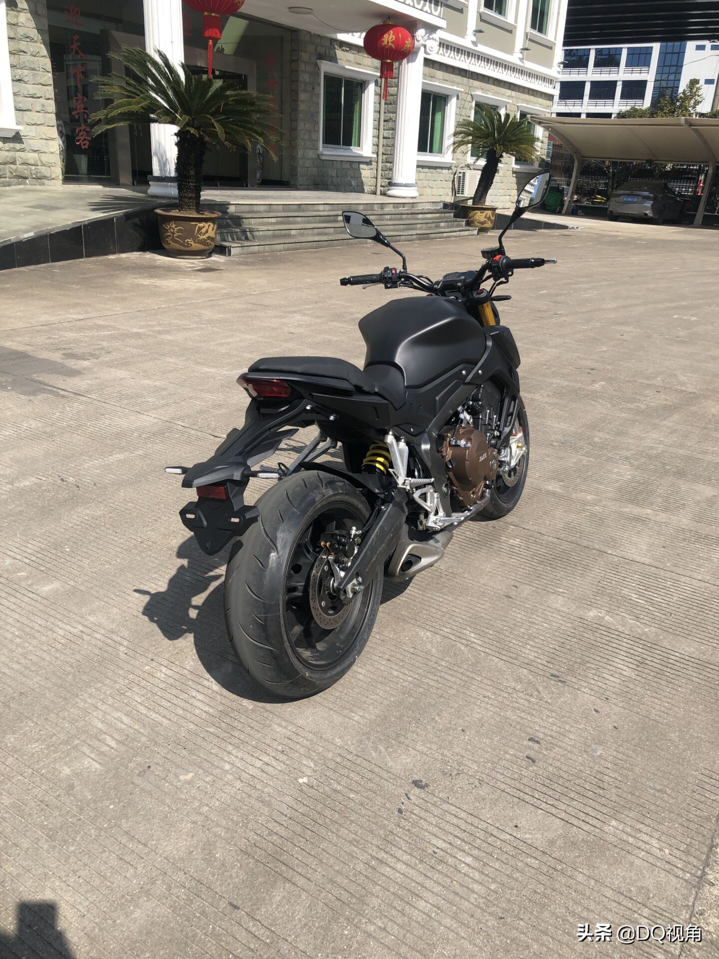 796cc水冷四缸最大117马力，嘉爵800复古街车，高配版KYB减震