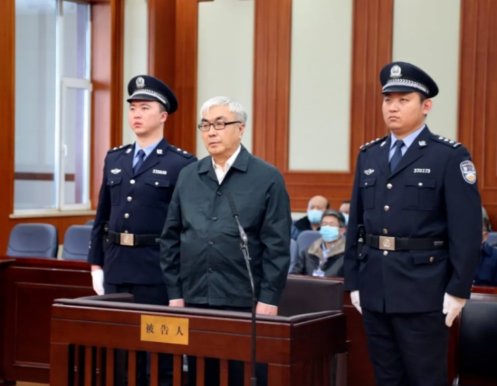 内蒙“警号000001”马明：嫌200万太少拒收，敛财1.57亿被判无期