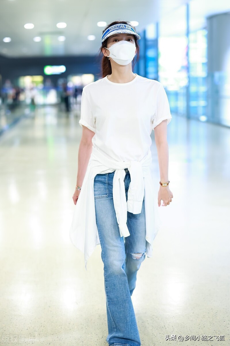 江疏影身穿简单白Tee搭配牛仔裤低调现身北京机场