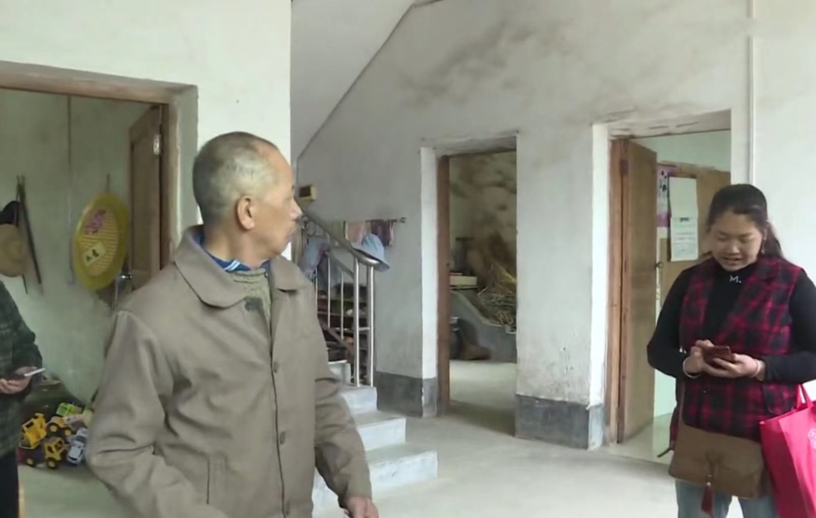 四婚女嫁大10岁的三婚男，结婚2个月逃走被骂*子骗**，前任：她不是