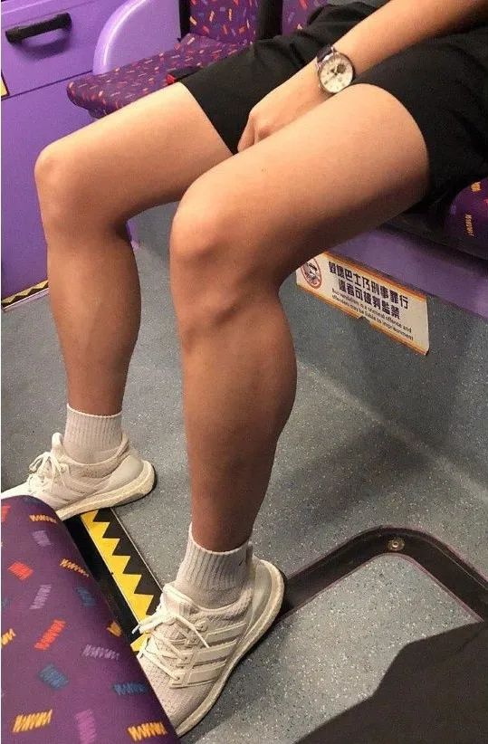 网友在路上拍到高中生,网友拍下地铁上一幕