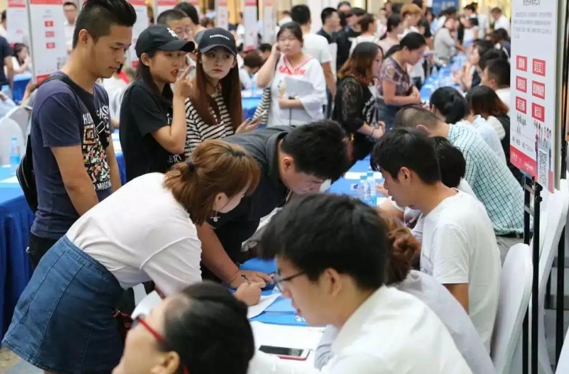 大学生就业多难？富士康流水线涌现大批本科生，在职者揭露了真相