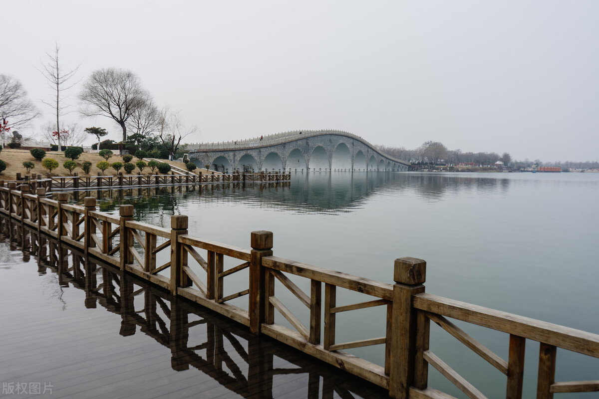 晨雾缭绕景色迷人,晨雾中看晶莹剔透的霜花