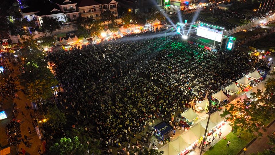 柬埔寨人玩足球,柬埔寨足球现场