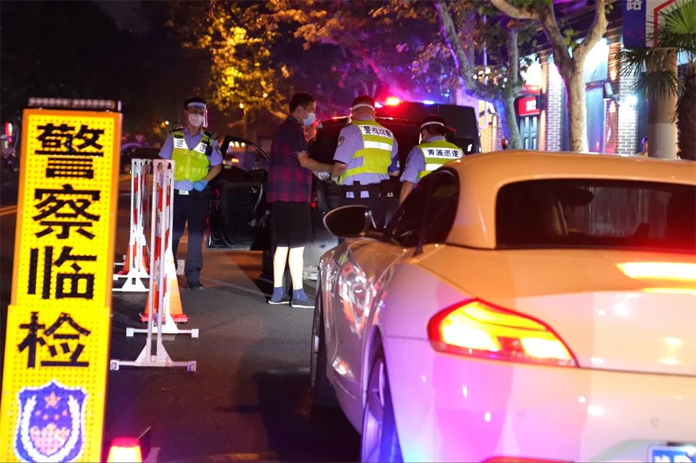 【夏季治安打击整治“百日行动”】上海黄浦：警灯闪烁，夏夜守护