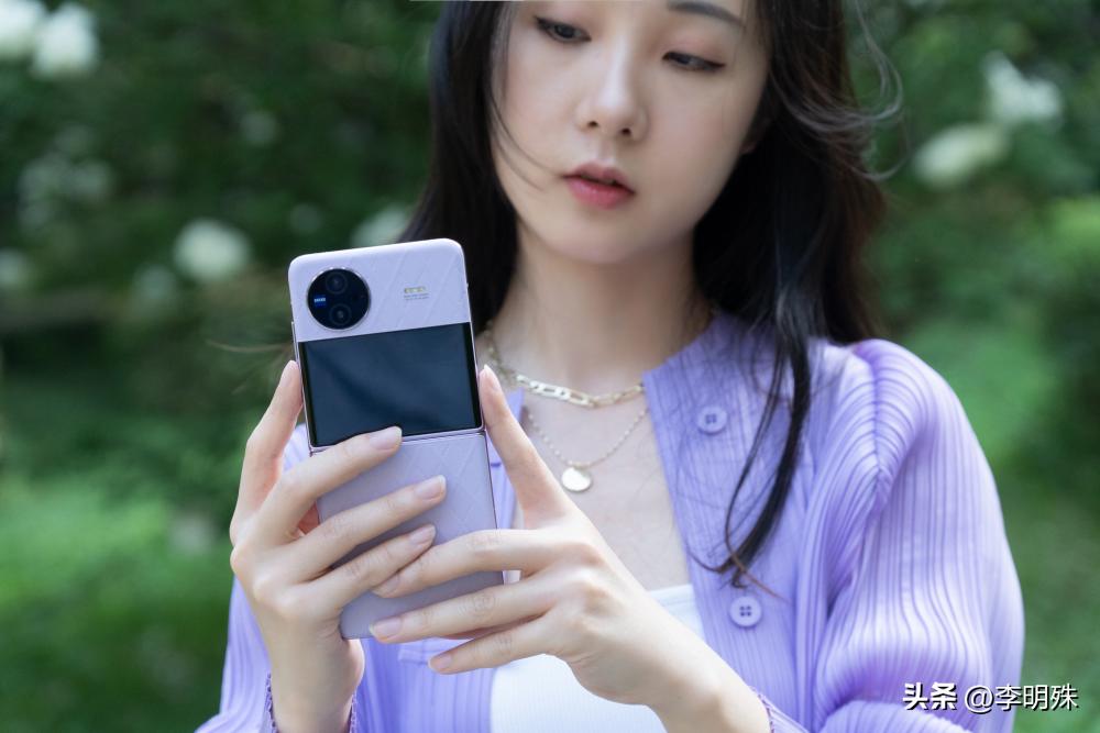 为什么竖折几乎用的都是中端配置,竖折真的是“美丽小废物”吗?