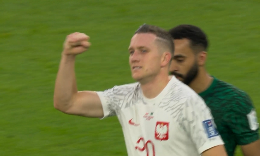 波兰2-0沙特！西亚绿鹰丢点球，门将两连扑，莱万打进世界杯首球