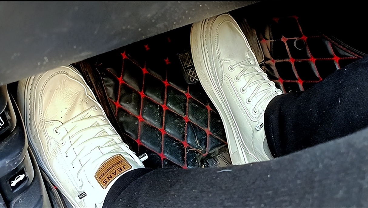 刹车点刹好还是拖刹好,点刹刹车