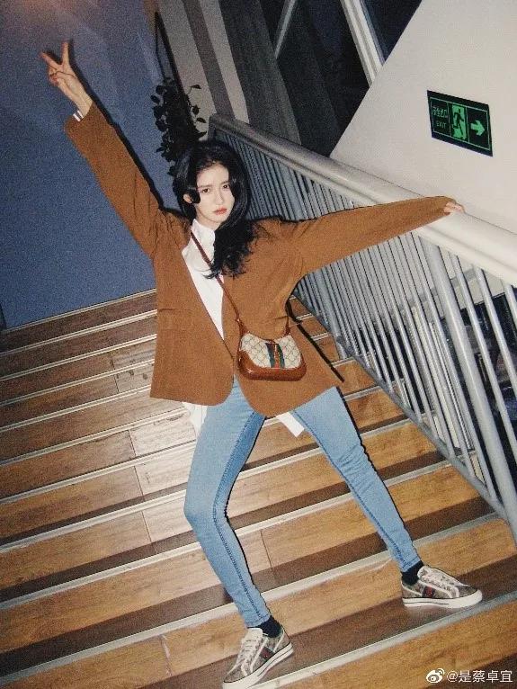 三款适合各种脸型的发型,大脸女生中长发烫发发型