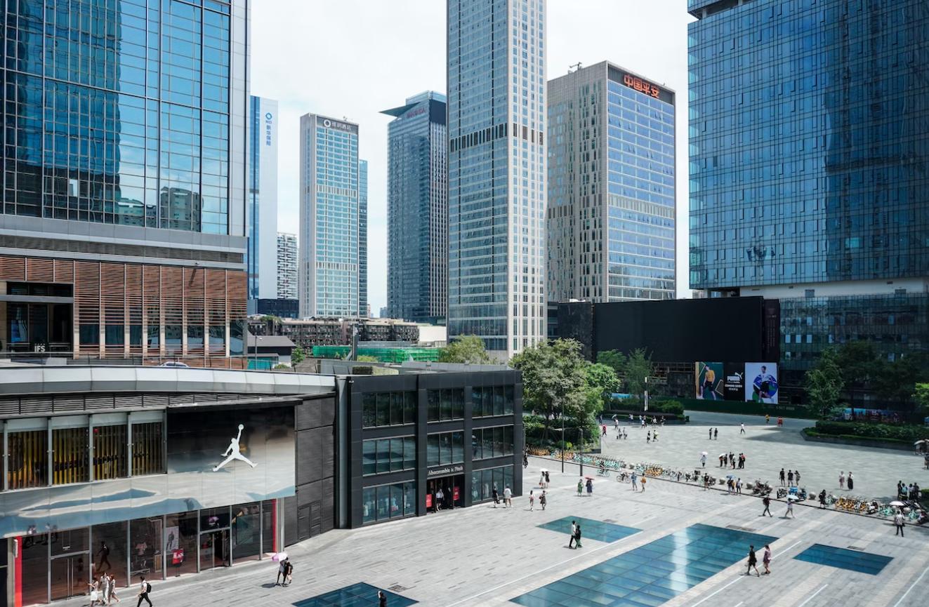 奢侈品扎堆美女如云，成都偷偷“骗”成了西南新一线城市？