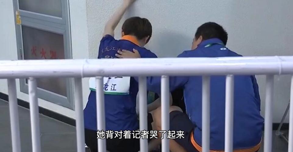 16岁的全红婵身高猛增发育成熟，穿运动内衣秀腹肌，自律终会强大