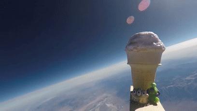 鸡蛋从100米高空落下怎样,鸡蛋怎样从高空中掉下来不碎