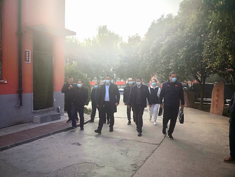 新密市校园足球,阳光体育快乐足球黑板报