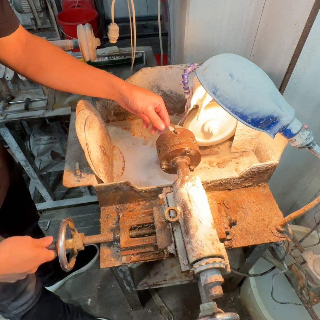 金丝玉手镯在床上无缘无故裂了,金丝玉手镯裂了个纹会断么